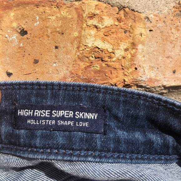 HOLLISTER MEDIUM WASH RIPPED JEANS - Picture 8 of 8
